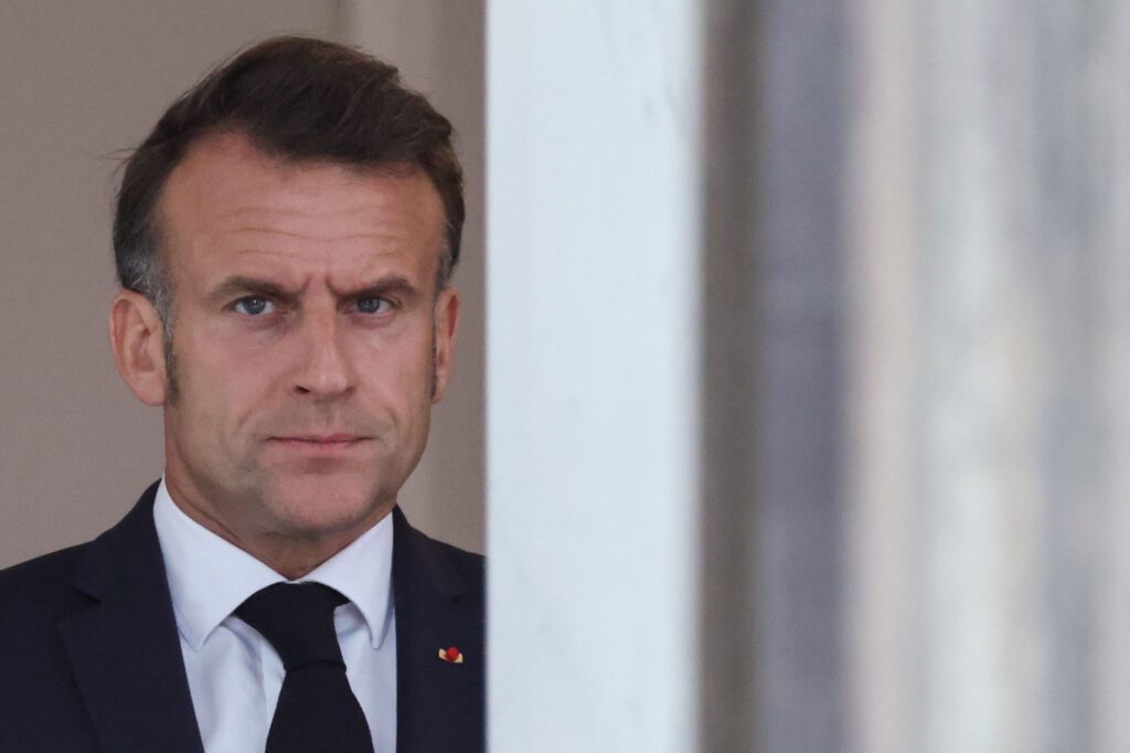 Macron ensalza la "valentía y la audacia" de Bayrou frente a las duras críticas por los recortes sociales