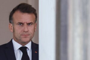 Macron ensalza la "valentía y la audacia" de Bayrou frente a las duras críticas por los recortes sociales