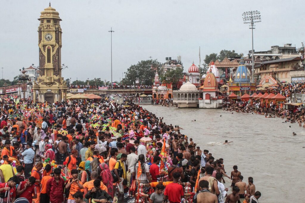 La difícil tarea de llevar el mayor censo del mundo en India hasta las aisladas tribus indígenas que atacan con arcos y flechas