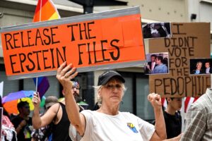 Trump intenta aplacar la furia de sus seguidores ordenando publicar algunos documentos sobre el caso Epstein