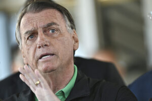 El Supremo impone a Bolsonaro llevar la tobillera electrónica y le prohíbe usar redes sociales