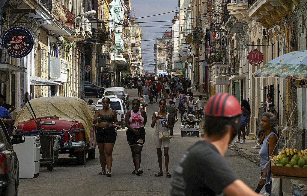 Sin condones en las farmacias y abortos clandestinos en el "mar de la felicidad" de Cuba