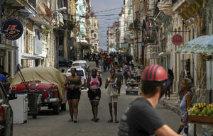 Sin condones en las farmacias y abortos clandestinos en el "mar de la felicidad" de Cuba