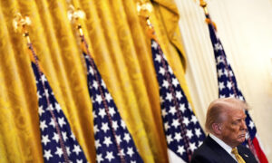 Trump lanza una ofensiva total contra Obama y Clinton acusándolos de "traición" y "golpistas" para distraer del 'caso Epstein'