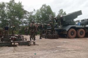 Tropas tailandesas y camboyanas se enfrentan con disparos y misiles en la frontera que se disputan