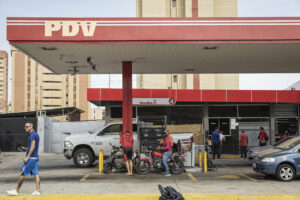 Chevron volverá a extraer petróleo en Venezuela gracias al acuerdo entre Trump y Maduro, un tanque de oxígeno para el régimen