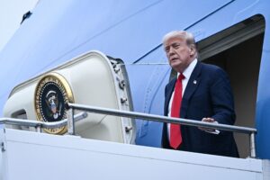 Trump arremete contra la política de inmigración europea y la energía eólica a su llegada a Escocia para visitar sus campos de golf