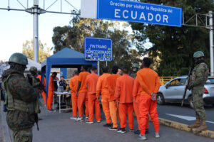 Deportación masiva de presos colombianos enfrenta a Quito y Bogotá