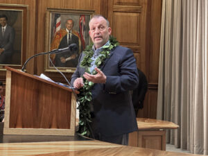 El galardonado médico que 'salvó' a Hawai del tsunami y que suena como candidato para las primarias demócratas