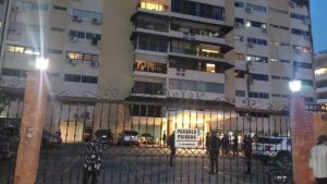 Mujer muerta y cinco heridos tras brutal ataque con arma blanca en edificio