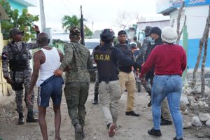 Haitianos atacan a agentes de Migración
