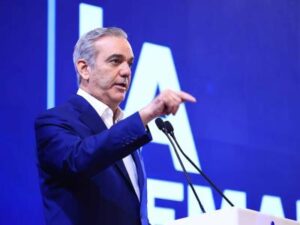 Abinader crea el Premio Anual al Mérito Laboral, un galardón