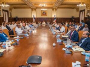 Abinader apuesta por figuras externas al PRM para puestos claves