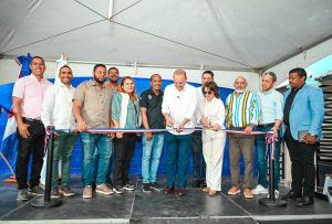 Alcaldía de Santiago entrega aceras y contenes en Los Prado  de Barrio Lindo