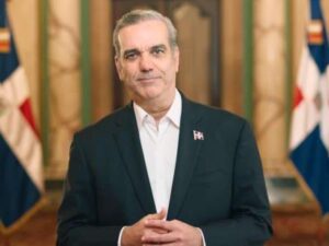 Abinader dona la totalidad de su salario anual a causas sociales