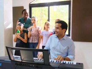 Omar Fernández destina fondos a fomentar el arte en barrios del DN