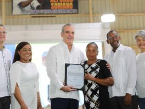Presidente Abinader celebra cumpleaños entregando títulos de propiedad