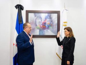 Raquel Peña juramenta a Magín Díaz como ministro de Hacienda