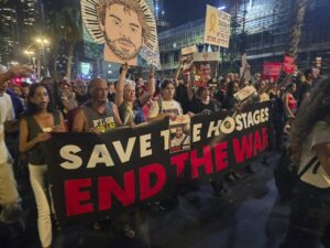 Manifestantes en  Tel Aviv contra el Gobierno de Netanyahu: "Como israelí, pido el fin de la guerra por el bien de Israel y de Gaza"