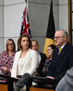 Australia prohíbe a los menores de 16 años acceder a YouTube por "causar daño social"