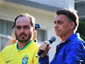 Eduardo, el desconcertante líder en el suicidio político de los Bolsonaro: "Se ha convertido en enemigo de Brasil"