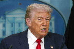 Trump se pone la chapa de alguacil