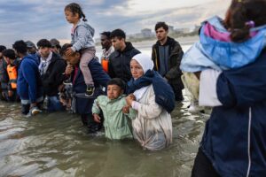 Más de 50.000 migrantes han cruzado el Canal de la Mancha en pateras durante los primeros 400 días del Gobierno laborista