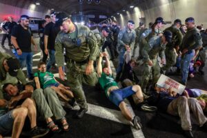 Israel se 'detiene' para pedir la vuelta de los secuestrados y un acuerdo de tregua