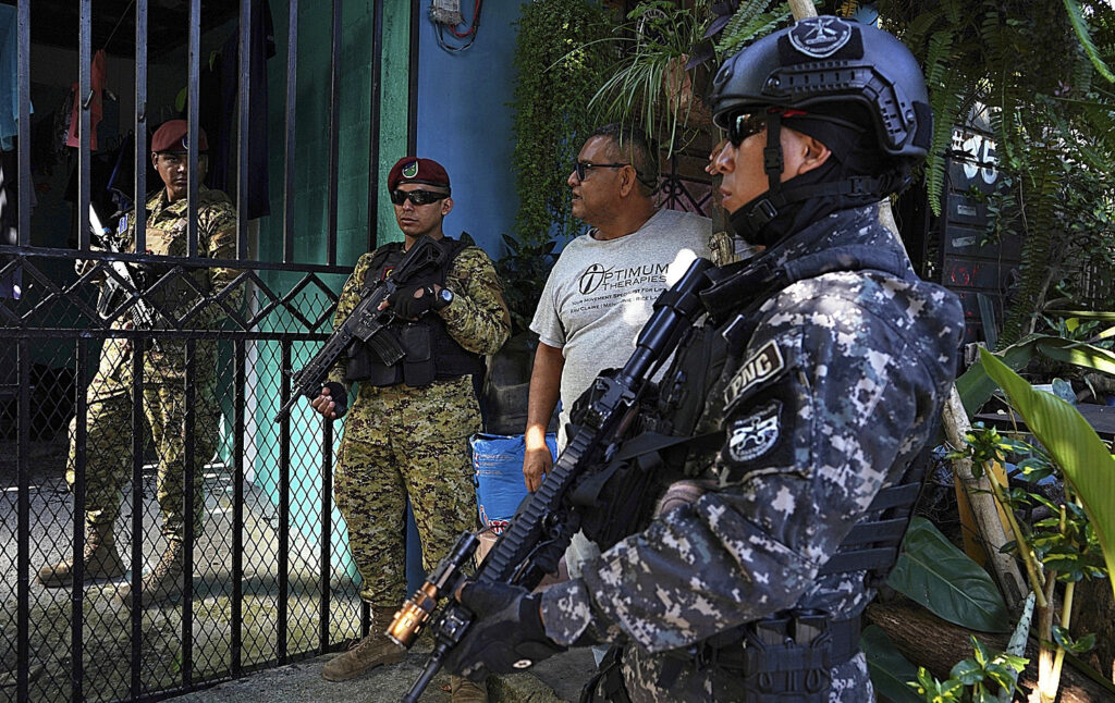 El "nuevo El Salvador" de Bukele: militarizar la educación, menores juzgados como adultos y más años de prisión