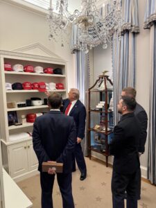 Todo lo que no se vio en la reunión en la Casa Blanca: la 'pillada' de Meloni, la 'tienda' de gorros de Trump y el bronceado de Merz
