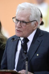 El padre del senador asesinado Miguel Uribe ocupará su lugar y será precandidato del Centro Democrático a la Presidencia de Colombia