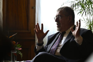 Bernardo Arévalo, presidente de Guatemala: "Estamos viendo un retroceso de democratización en América Latina, de reautoritarismo"