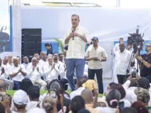 1,910 familias reciben títulos de propiedad en Los Guaricanos