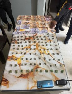 Policía ocupa drogas, dinero en efectivo y equipos de comunicación