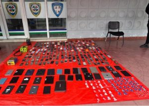 Apresan hombre por comprar equipos robados