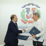 Gobierno y el CLAD firman acuerdo para fijar oficina regional en RD