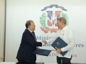 Gobierno y el CLAD firman acuerdo para fijar oficina regional en RD