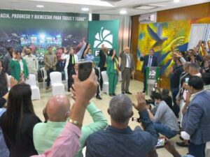 Leonel Fernández encabeza juramentación de dirigentes PRM y PLD