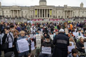 La protesta contra la ilegalización del colectivo Palestine Action invade la Plaza de Trafalgar en Londres, en medio de la inquietud por el atentado antisemita de Mánchester