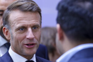 El primer ministro Lecornu logra renovar la coalición de centro-derecha en Francia
