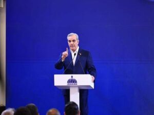 Abinader afirma 80 % de préstamos pagan los tomados por la oposición