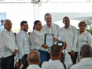 Abinader entrega 3,136 títulos de propiedad en Santo Domingo Oeste